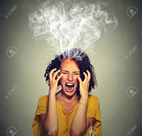 48130048-Molto-arrabbiato-incazzato-donna-che-urla-fumo-vapore-che-esce-di-testa-Negative-le-emozioni-umane-s-Archivio-Fotografico.jpg