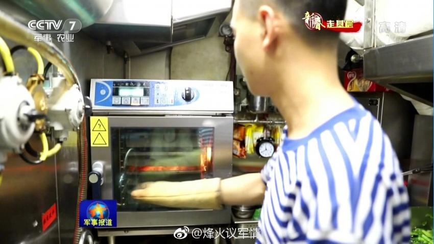 중국 093형 원자력 잠수함에서 밥 먹는 짤방 4.jpg