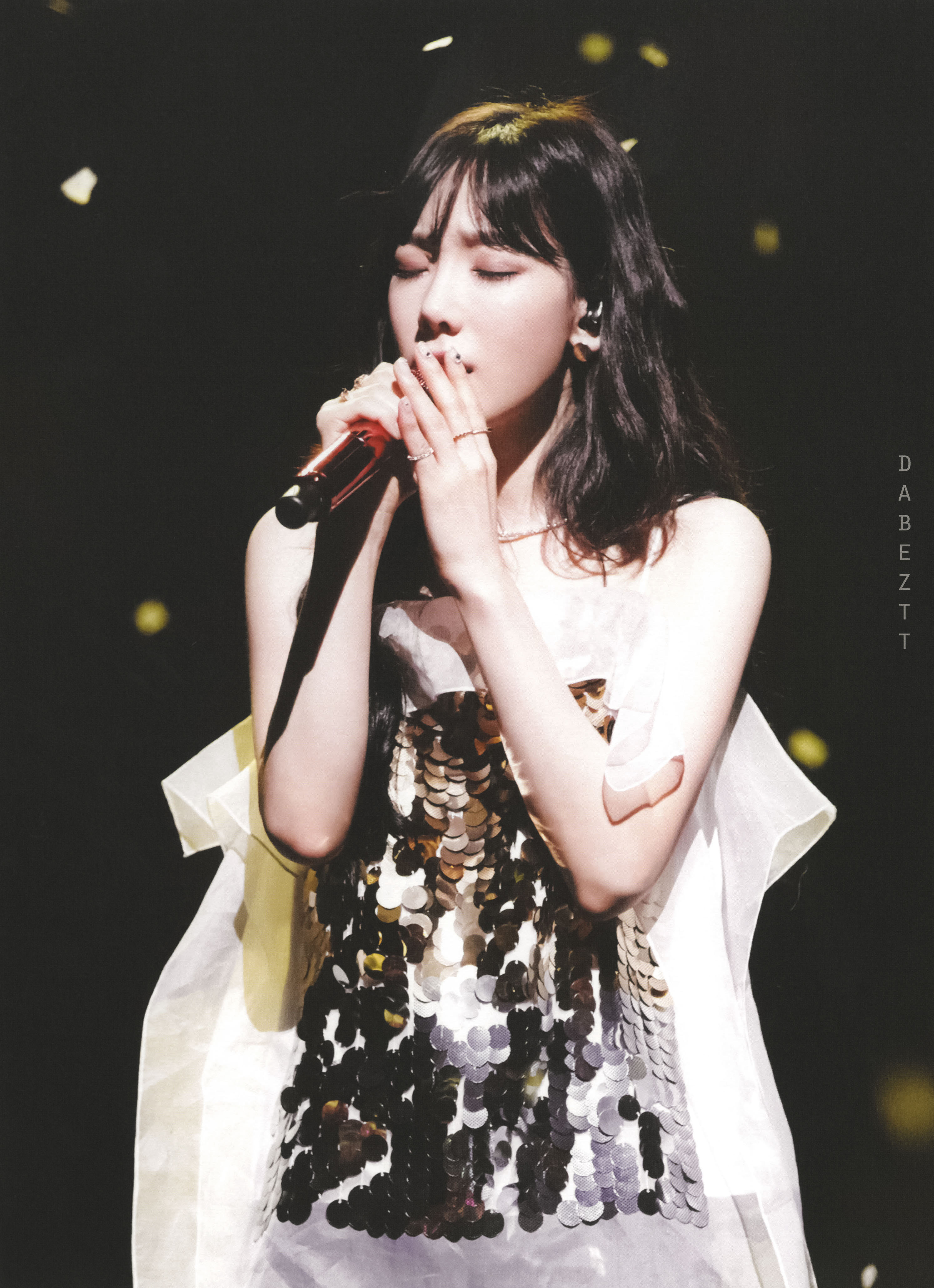 180323 TAEYEON SPECIAL LIVE “The Magic of Christmas Time” DVD 스캔 by Dabeztt (16).jpg