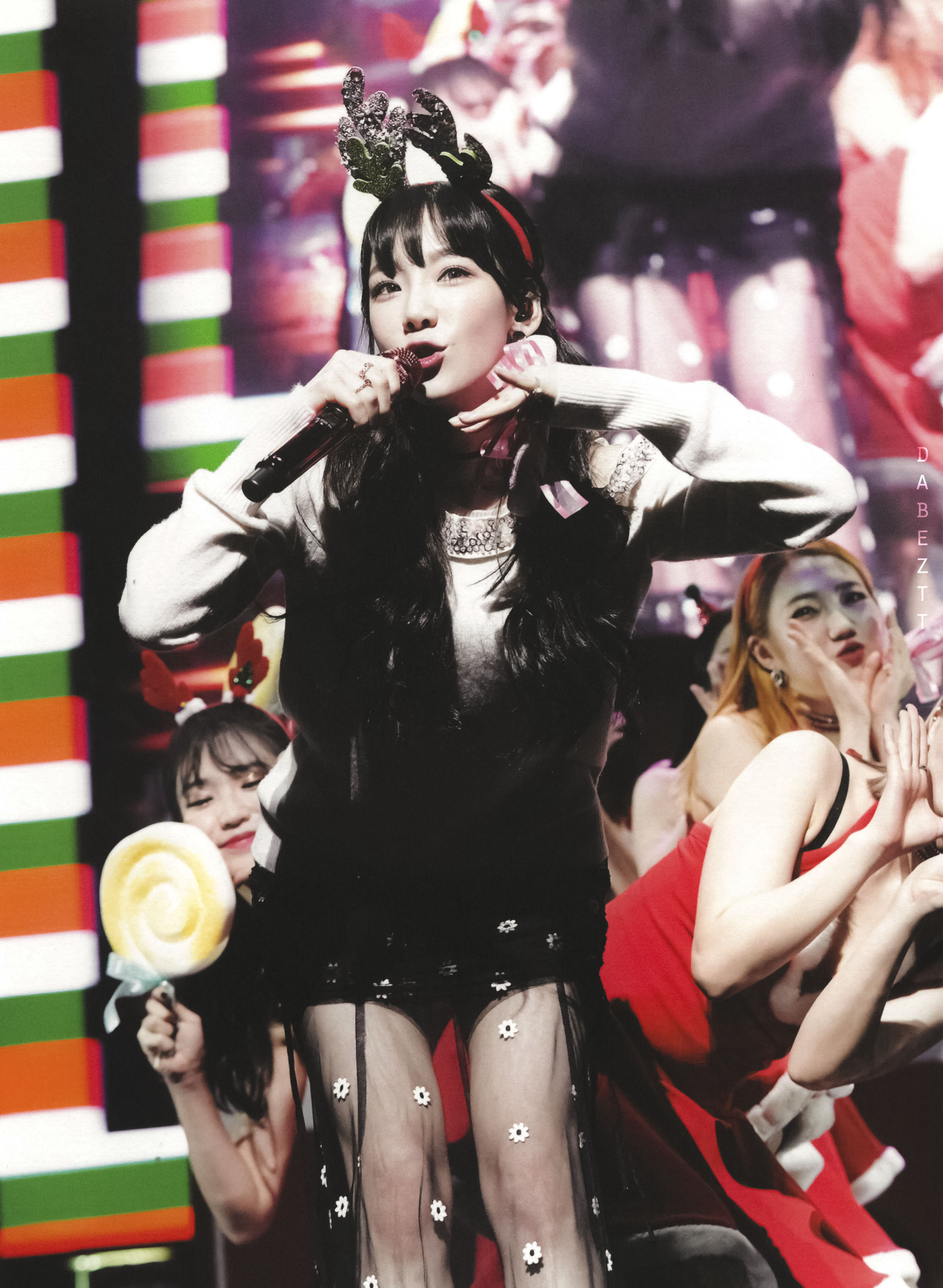 180323 TAEYEON SPECIAL LIVE “The Magic of Christmas Time” DVD 스캔 by Dabeztt (15).jpg