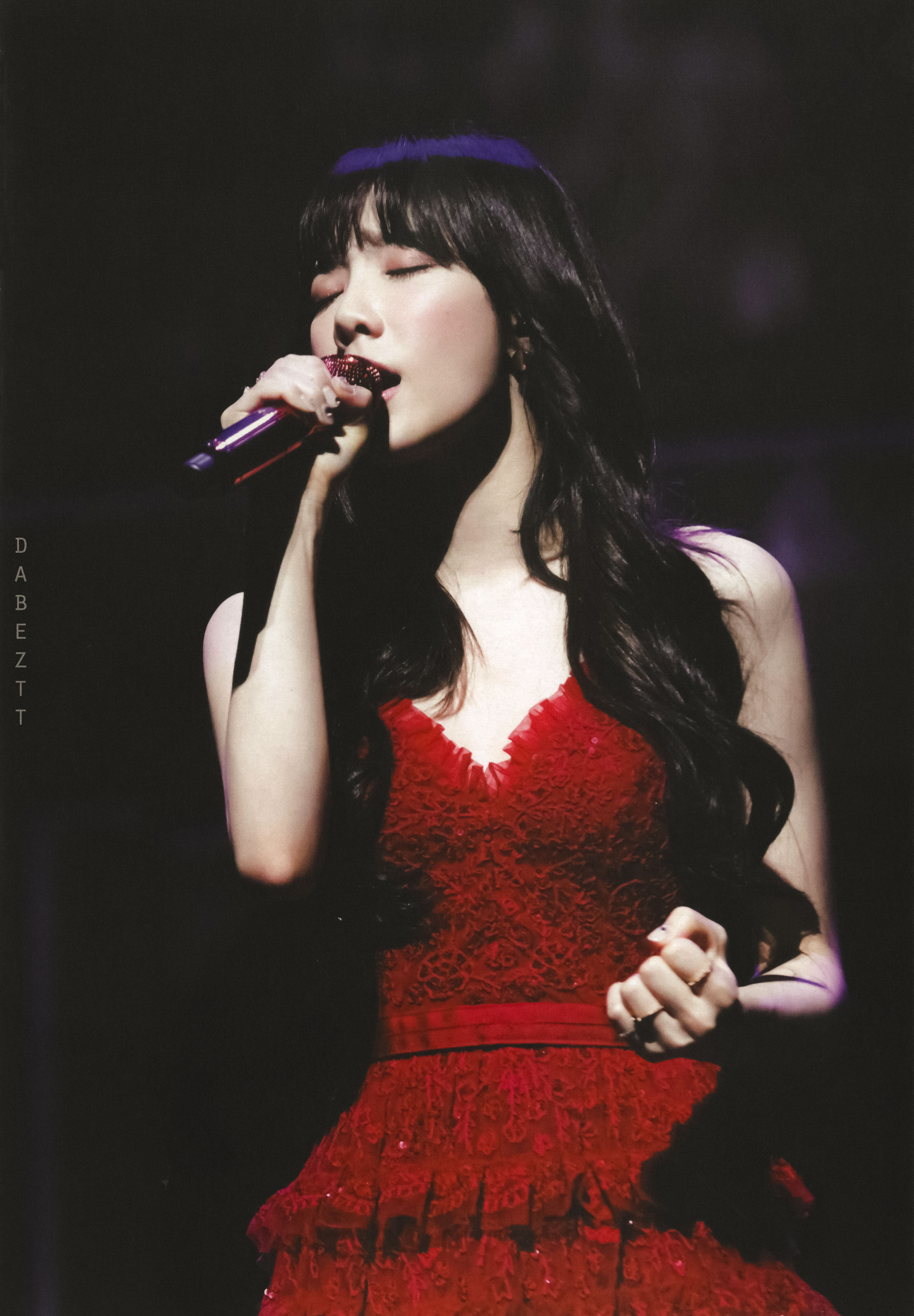 180323 TAEYEON SPECIAL LIVE “The Magic of Christmas Time” DVD 스캔 by Dabeztt (33).jpg