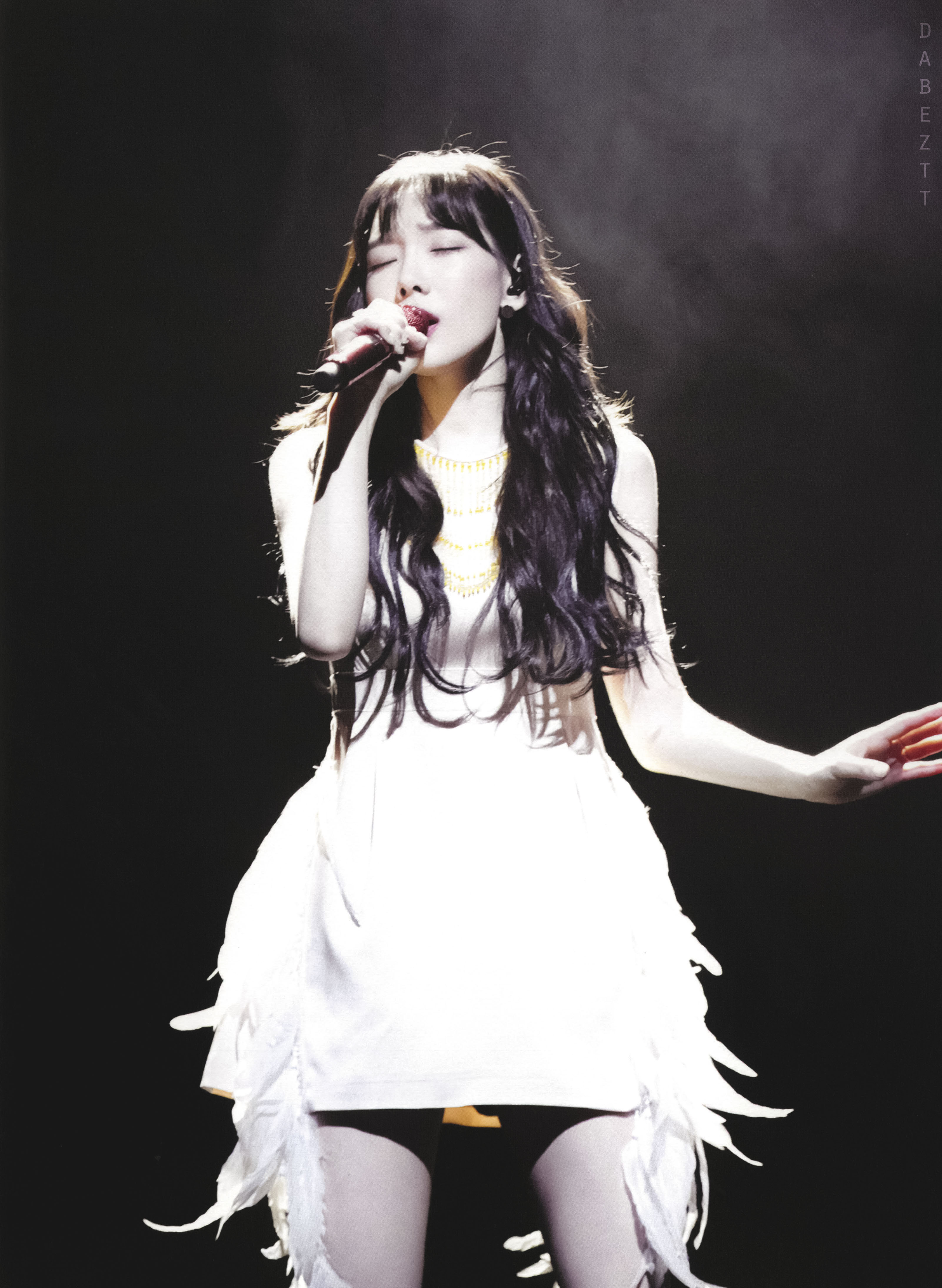 180323 TAEYEON SPECIAL LIVE “The Magic of Christmas Time” DVD 스캔 by Dabeztt (24).jpg