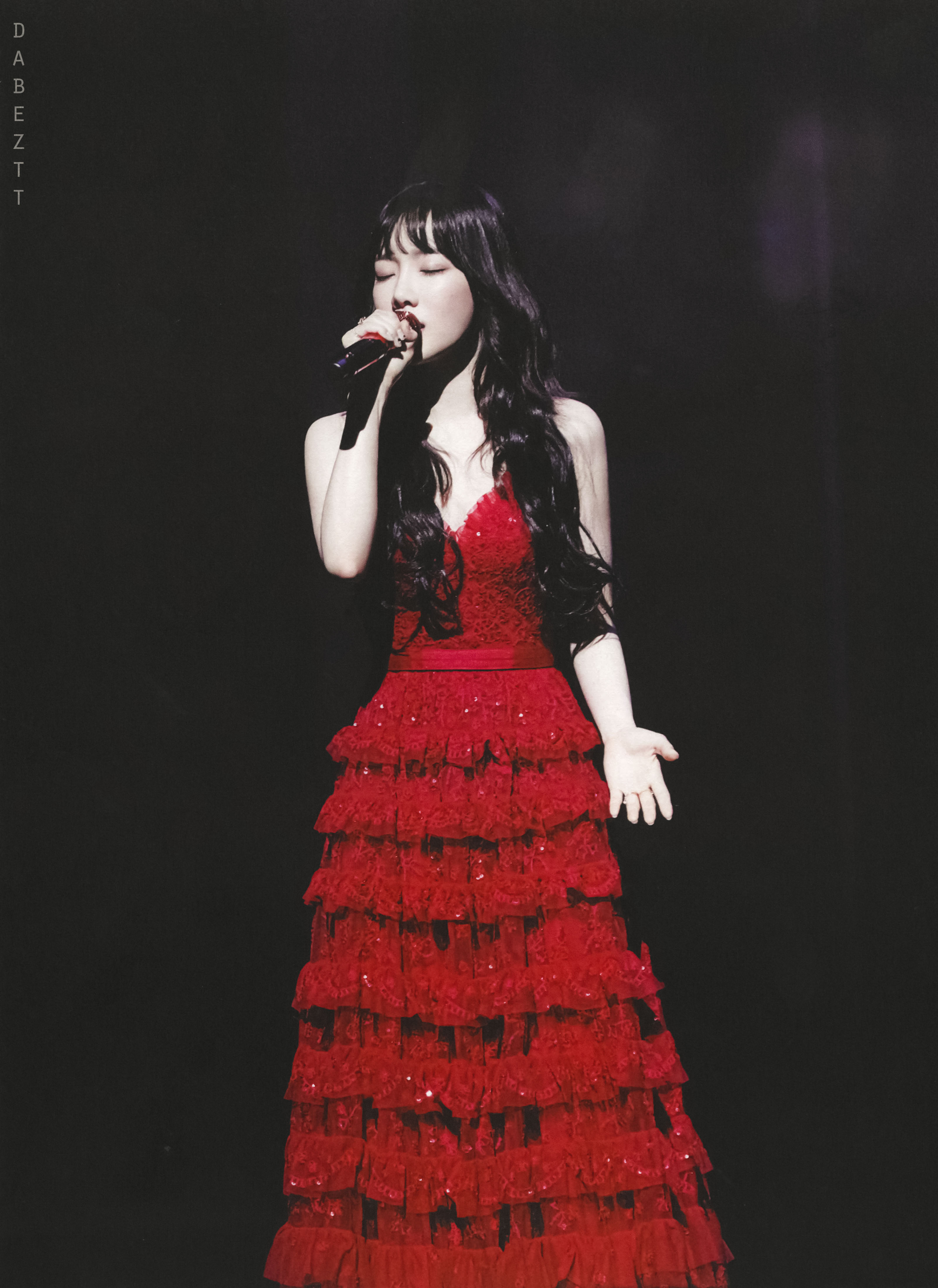 180323 TAEYEON SPECIAL LIVE “The Magic of Christmas Time” DVD 스캔 by Dabeztt (31).jpg