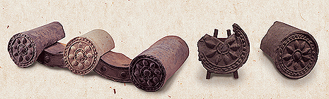 용장성 출토 수막새(왼쪽)과 오키나와 수막새(오른쪽).jpg