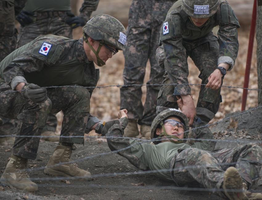 샌드허스트 국제사관학교 대회에서 장애물 돌파하는 한국 육사.jpg