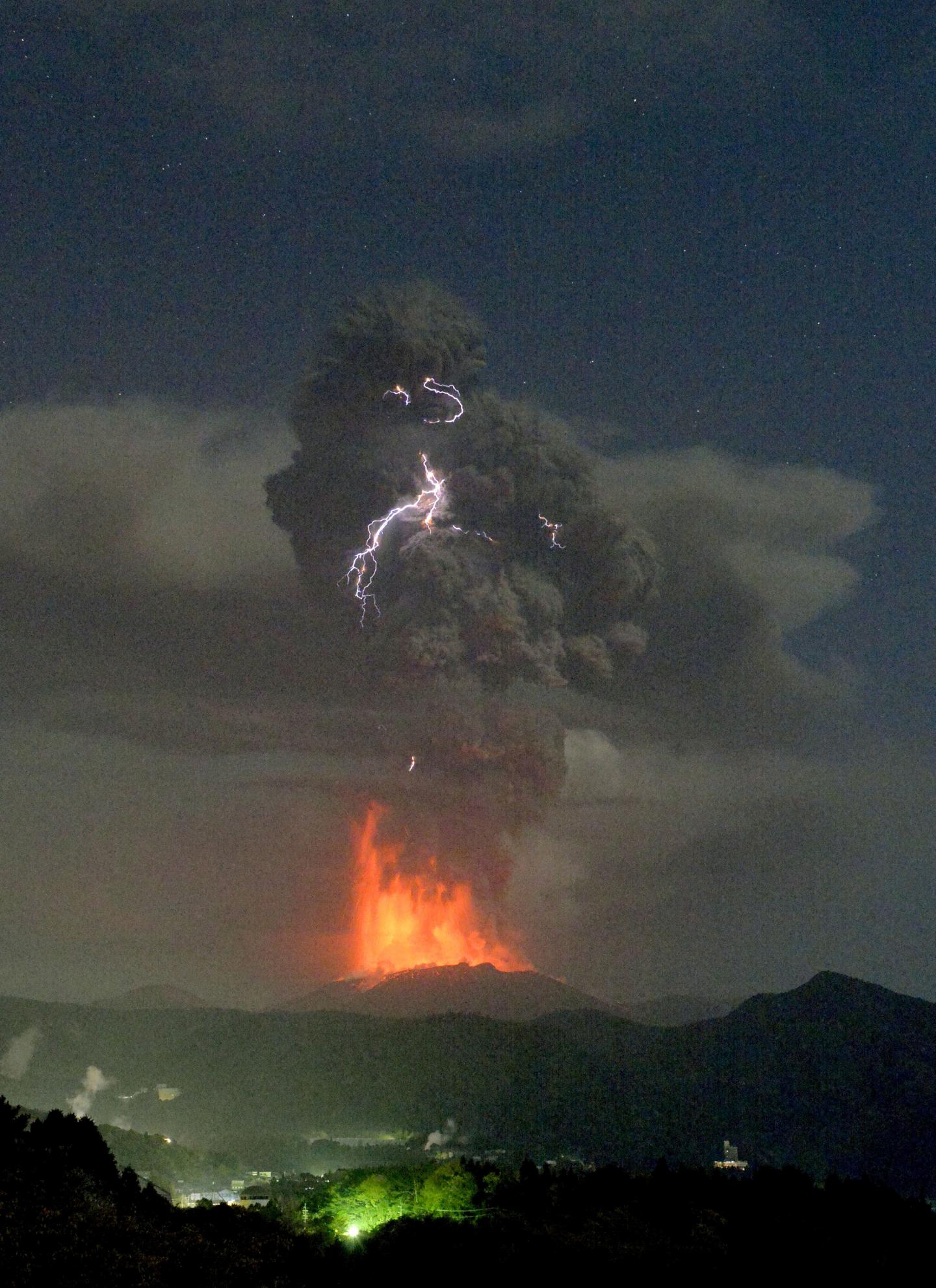 0406shinmoedakelightningvolcano.jpg