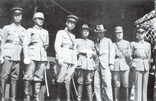 전쟁의 와중에 마차에서 태어난 장쭤린의 장남 장쉐량(왼쪽 셋째).jpg