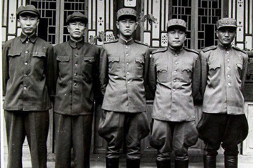 1951년 7월 휴전회담장인 개성 내봉장 앞뜰에 선 공산군 측 휴전회담 대표들.jpg