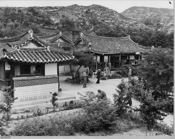 1951. 9. 개성, 초기의 정전 회담장이었던 한 한옥 ‘내봉장(來鳳莊)’.jpg
