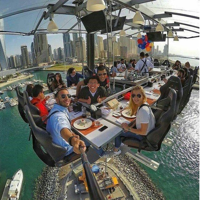 두바이의 공중 식당 01.jpg