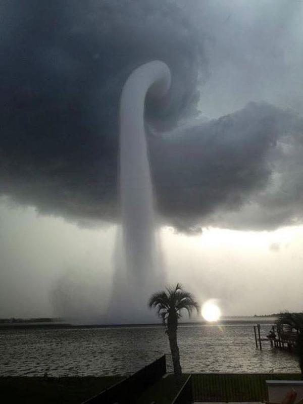 2013년 미국 플로리다주 템파의 앞바다에서 발생한 용오름.jpg