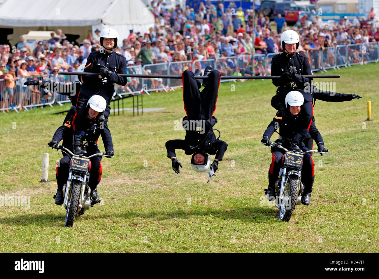 the-british-army-royal-signals-motorcycle-display-team-the-white-helmets-KD47JT.jpg