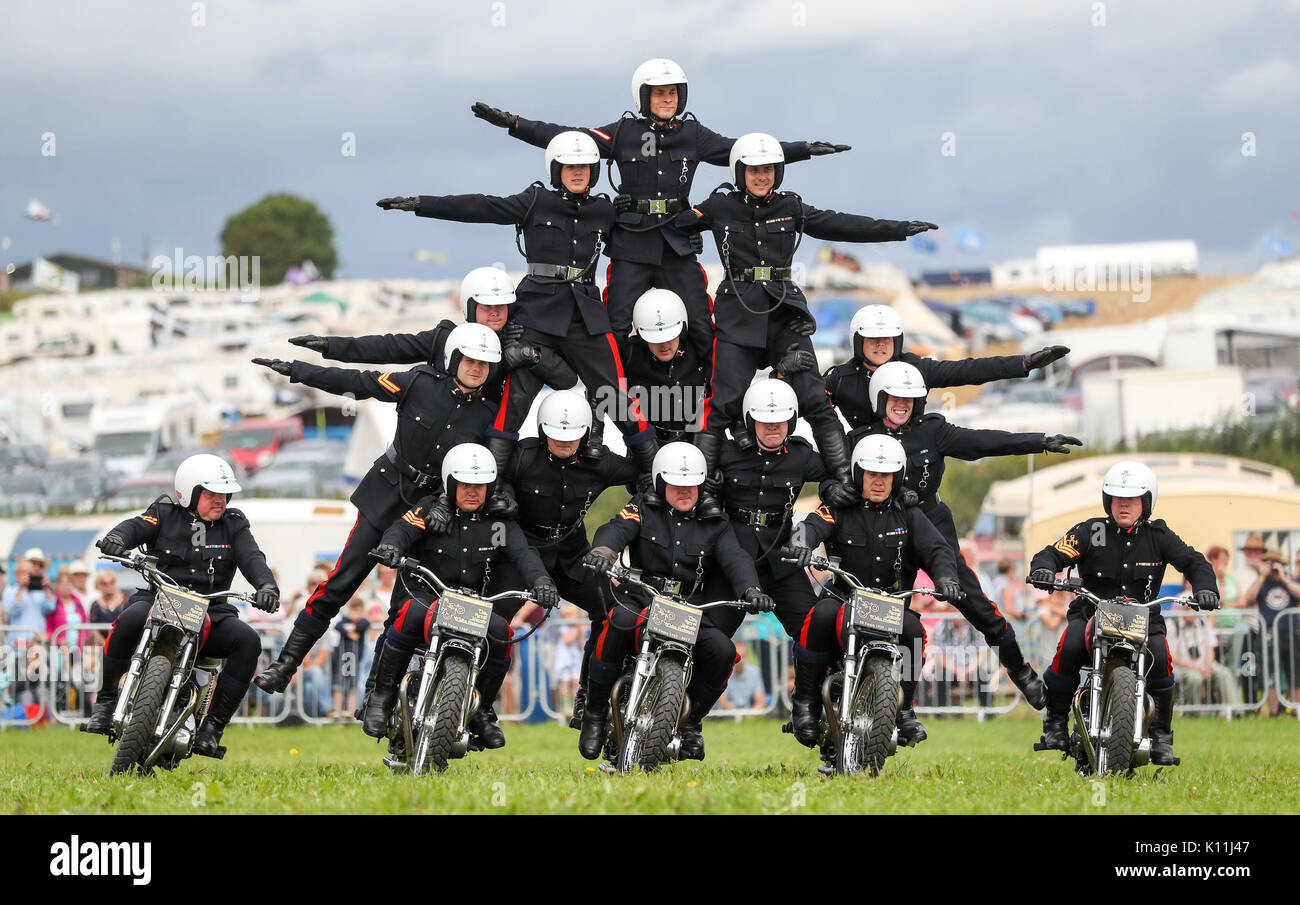 the-white-helmets-the-royal-signals-motorcycle-display-team-perform-K11J47.jpg